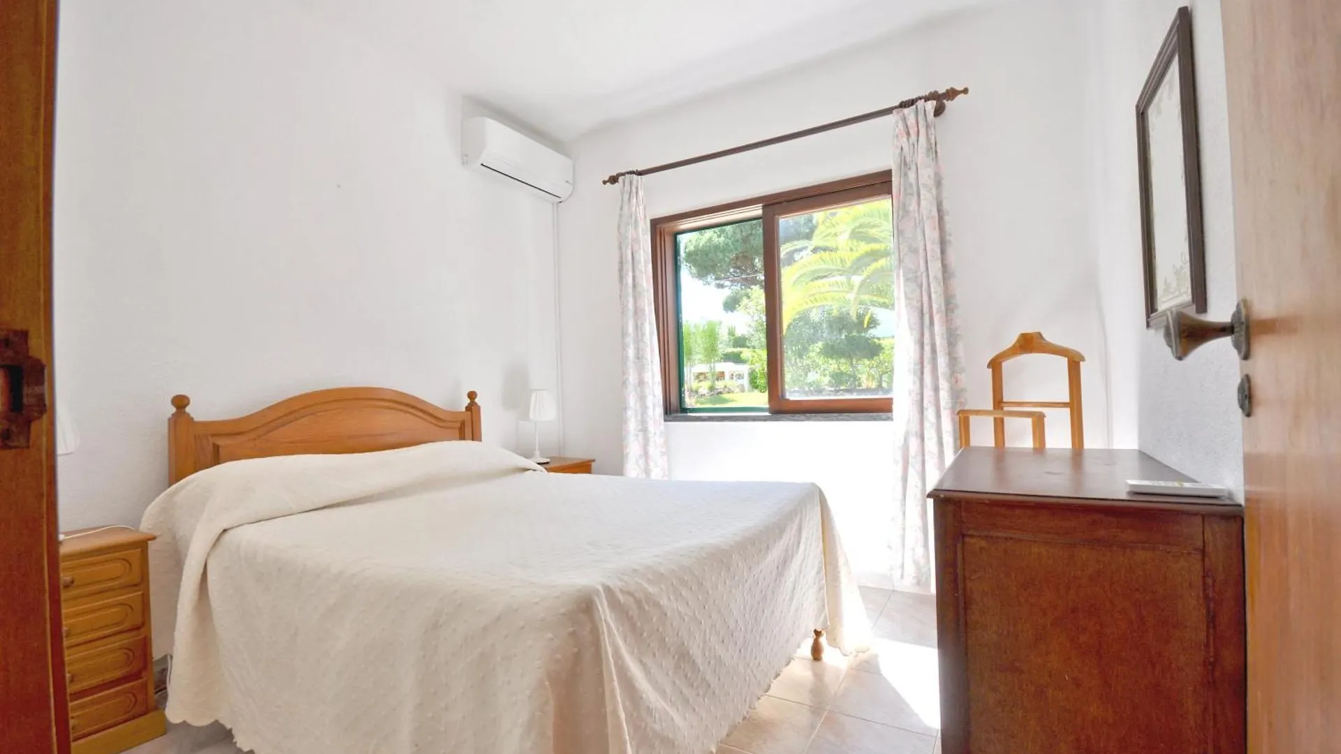 Villa Close To Amenities, Free Air Conditioning And Wi-Fi Quarteira
