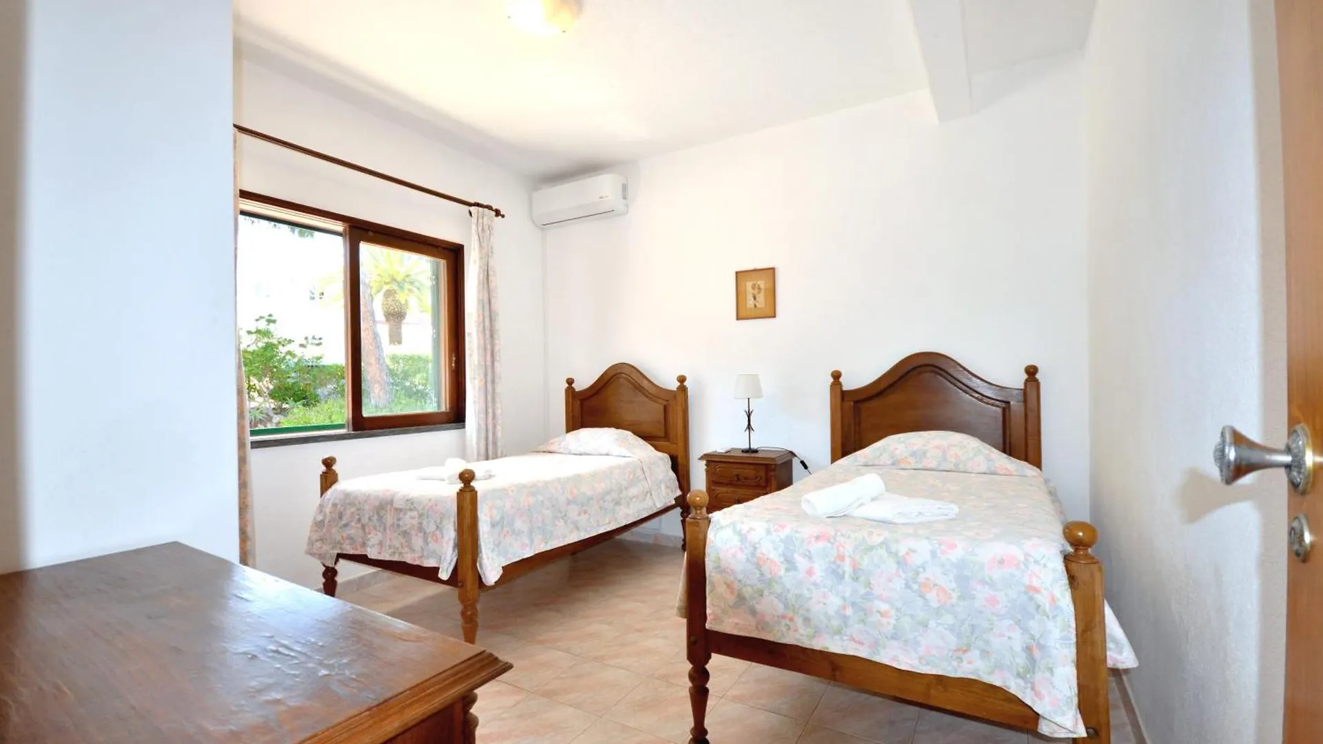 Close To Amenities, Free Air Conditioning And Wi-Fi Quarteira Villa