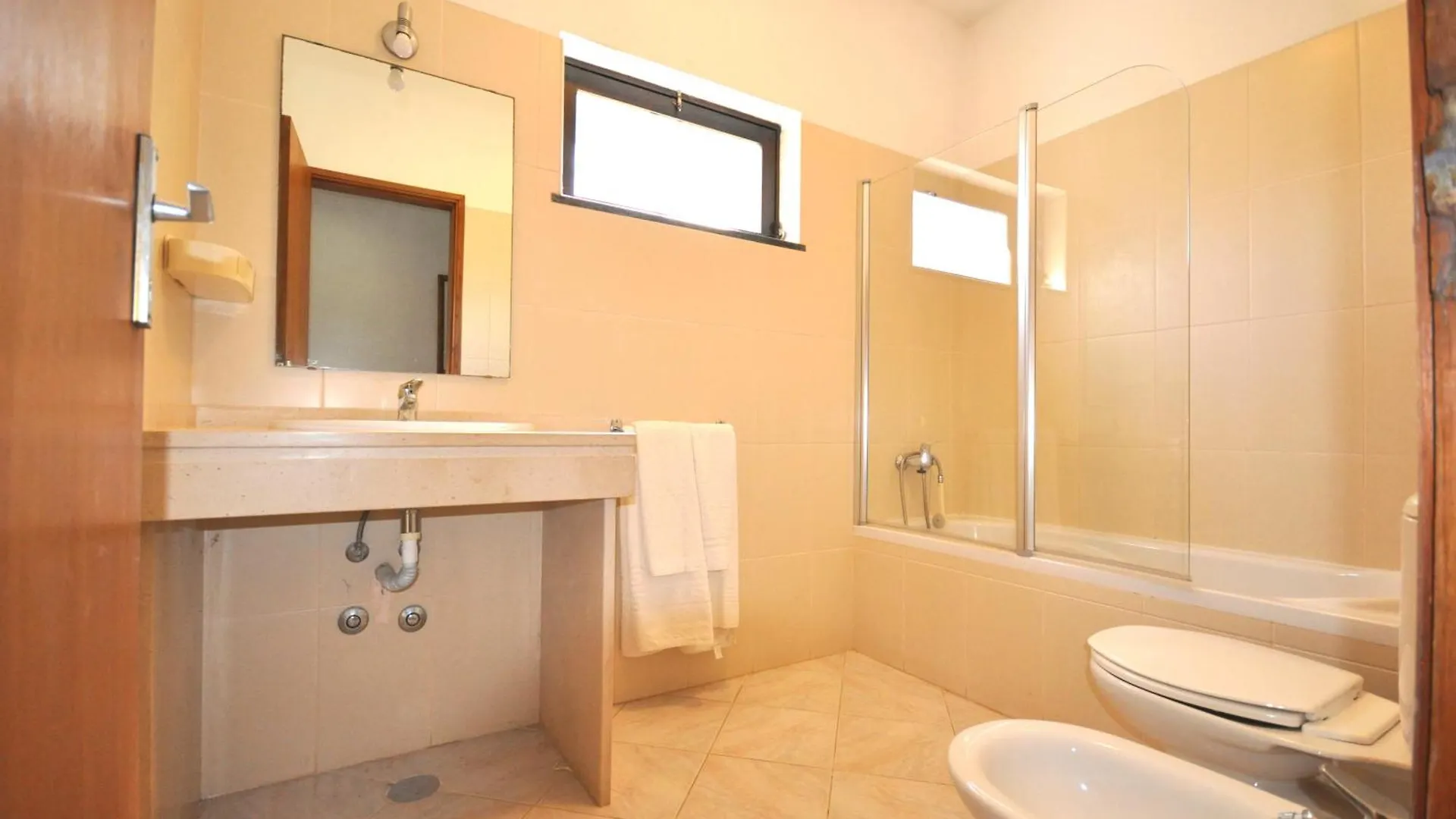 Close To Amenities, Free Air Conditioning And Wi-Fi Quarteira