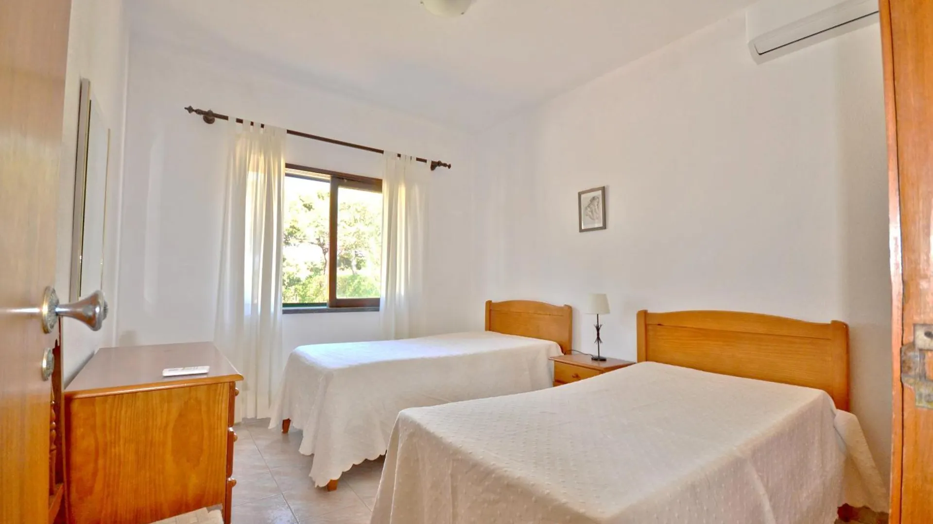Close To Amenities, Free Air Conditioning And Wi-Fi Quarteira Villa