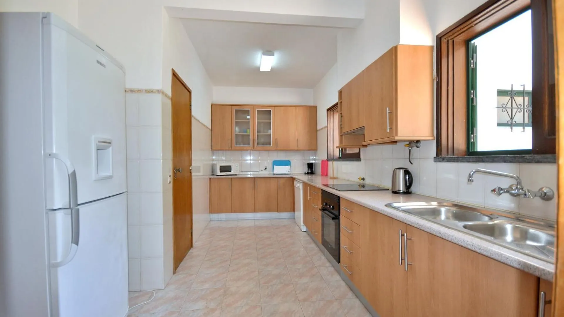 Close To Amenities, Free Air Conditioning And Wi-Fi Quarteira Portugal