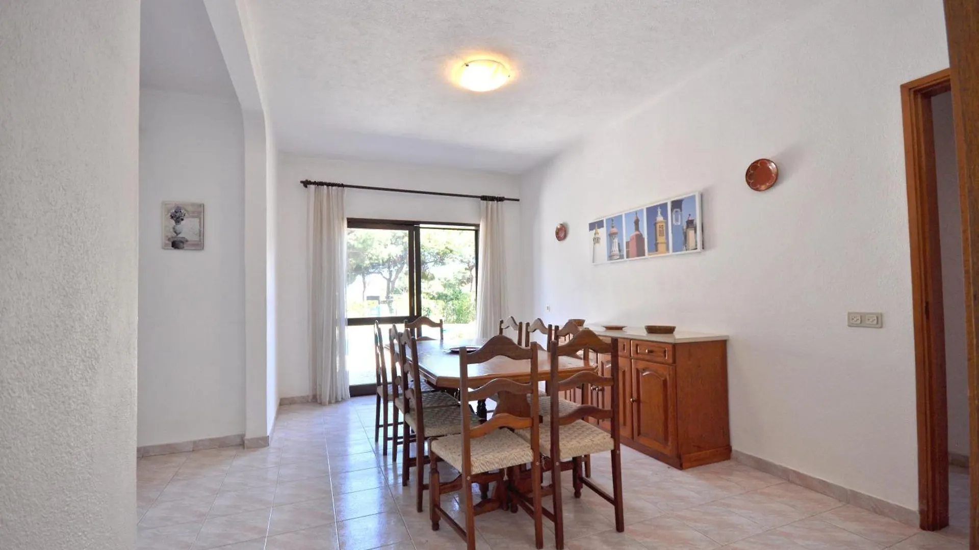 Close To Amenities, Free Air Conditioning And Wi-Fi Quarteira Villa