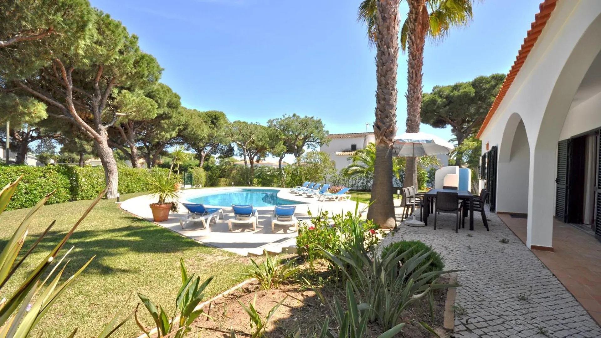 Close To Amenities, Free Air Conditioning And Wi-Fi Quarteira Villa