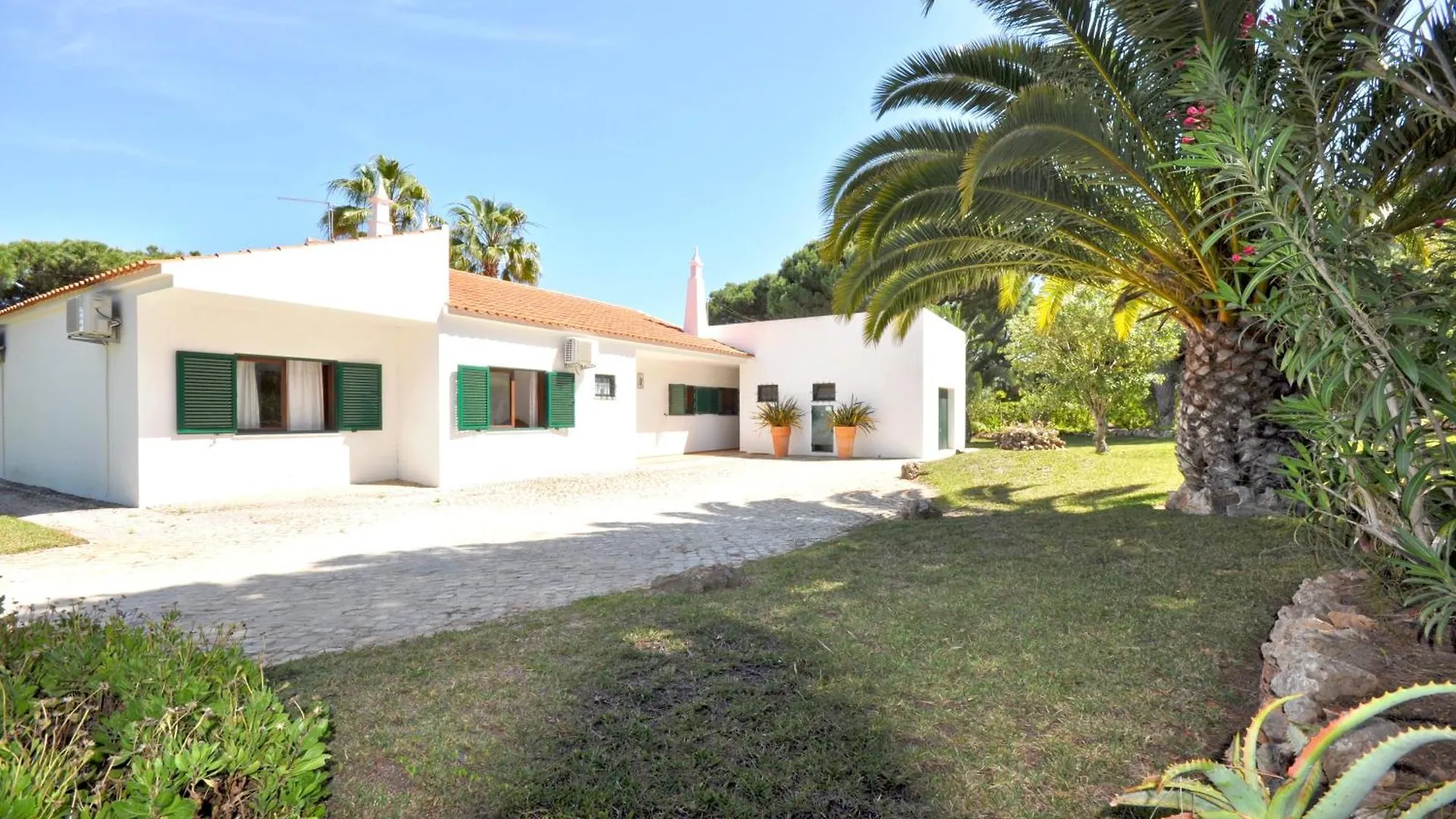 Close To Amenities, Free Air Conditioning And Wi-Fi Quarteira