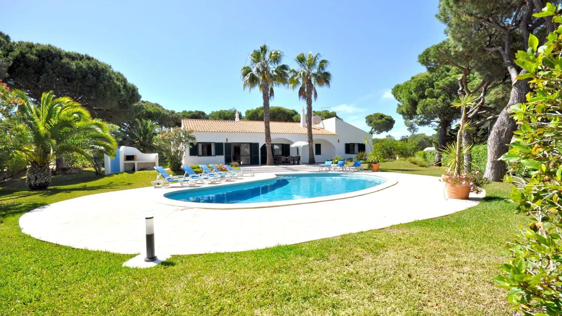 Villa Close To Amenities, Free Air Conditioning And Wi-Fi Quarteira