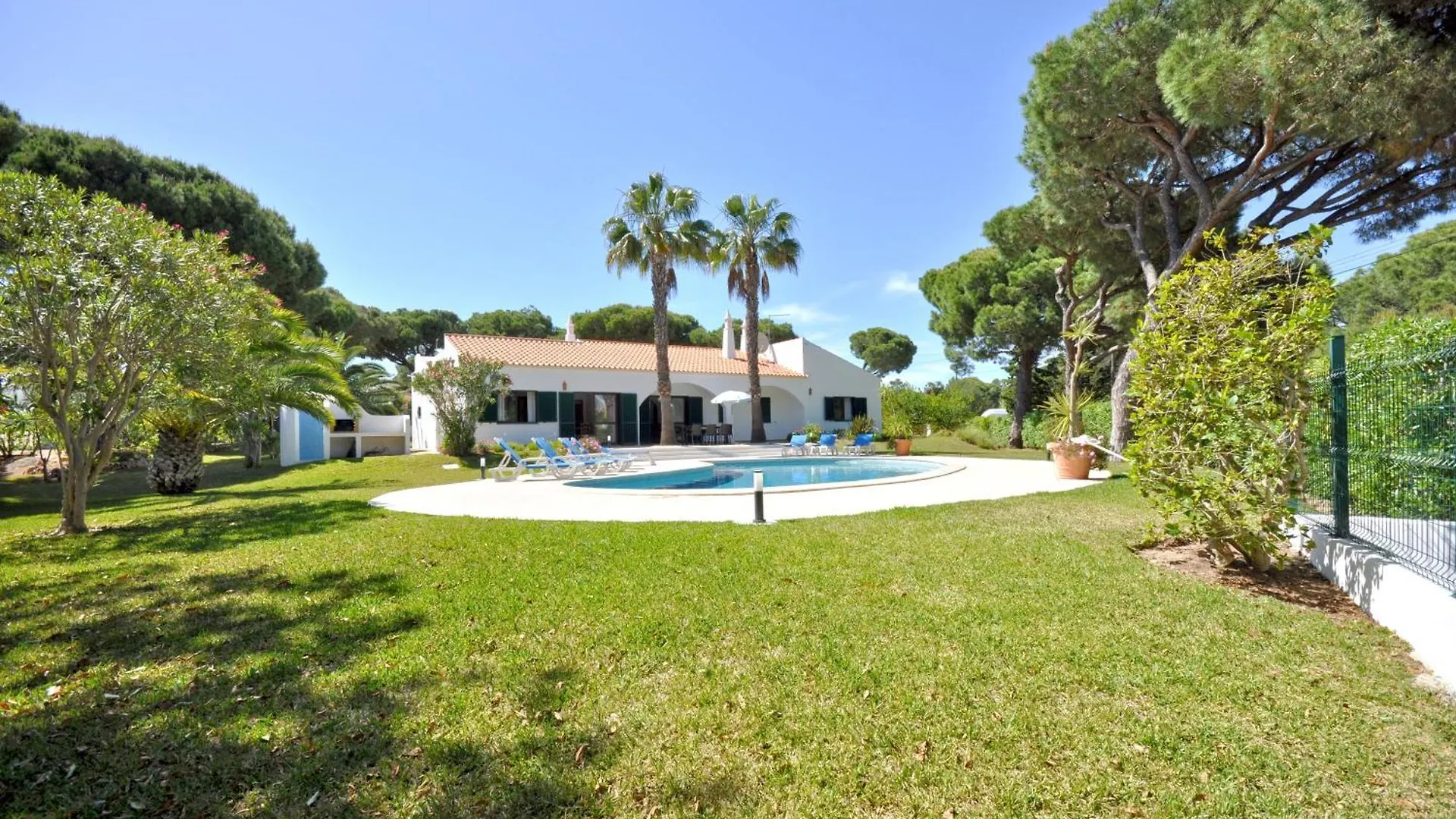 Close To Amenities, Free Air Conditioning And Wi-Fi Quarteira Portugal